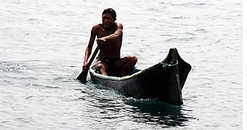 Ngobe Bugle dans un cayuco à Bocas del Toro, Panama